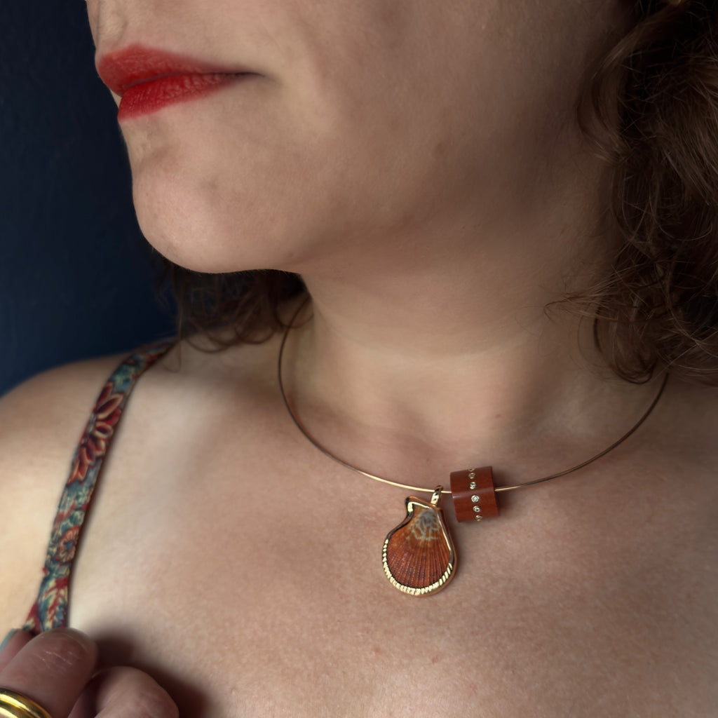 Dezso 18k Bezel Set Natural Medio Clam Shell Pendant