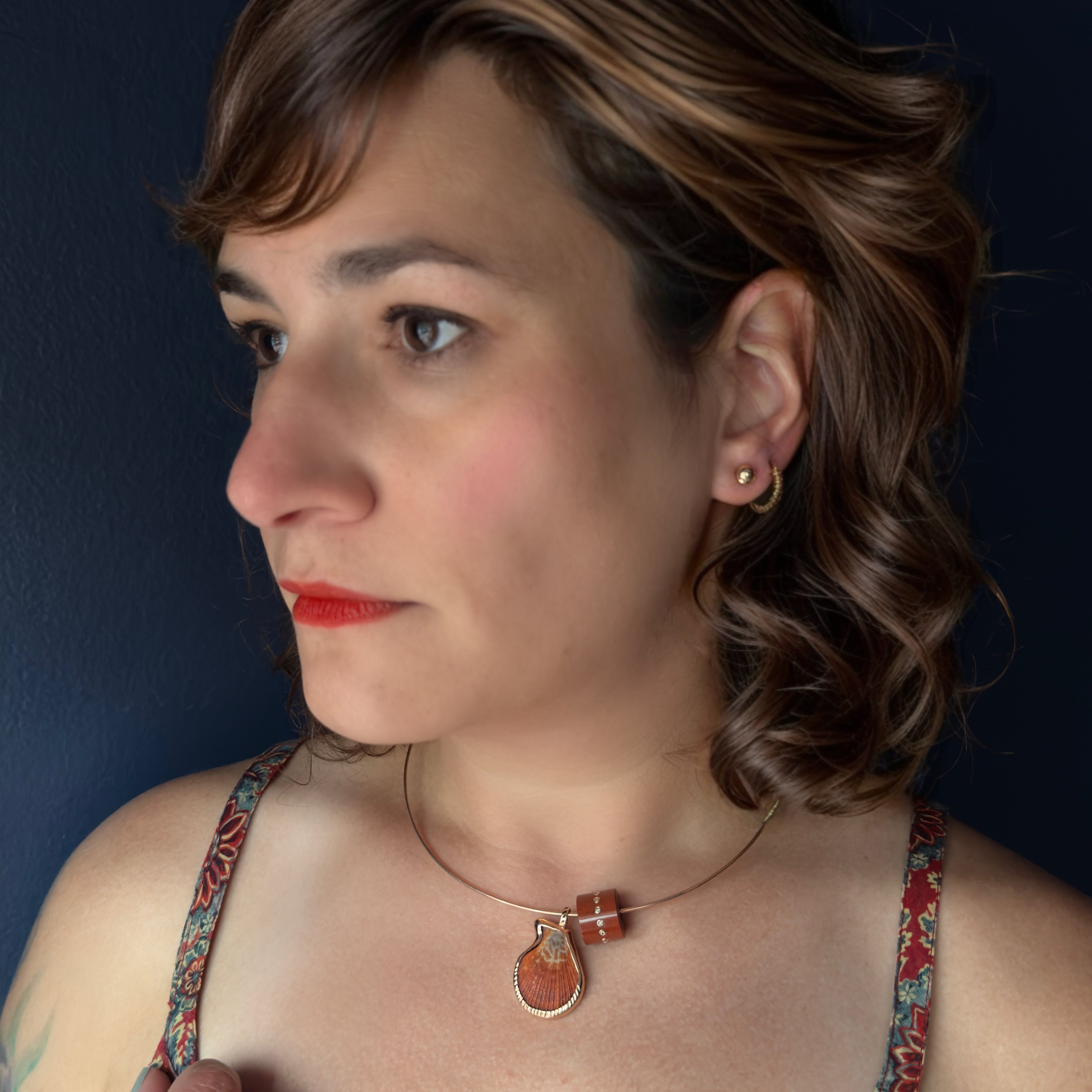 Dezso 18k Bezel Set Natural Medio Clam Shell Pendant